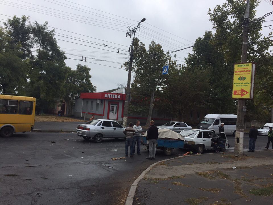 Арбузы с картошкой до места назначения не доехали - в Херсоне опять ДТП