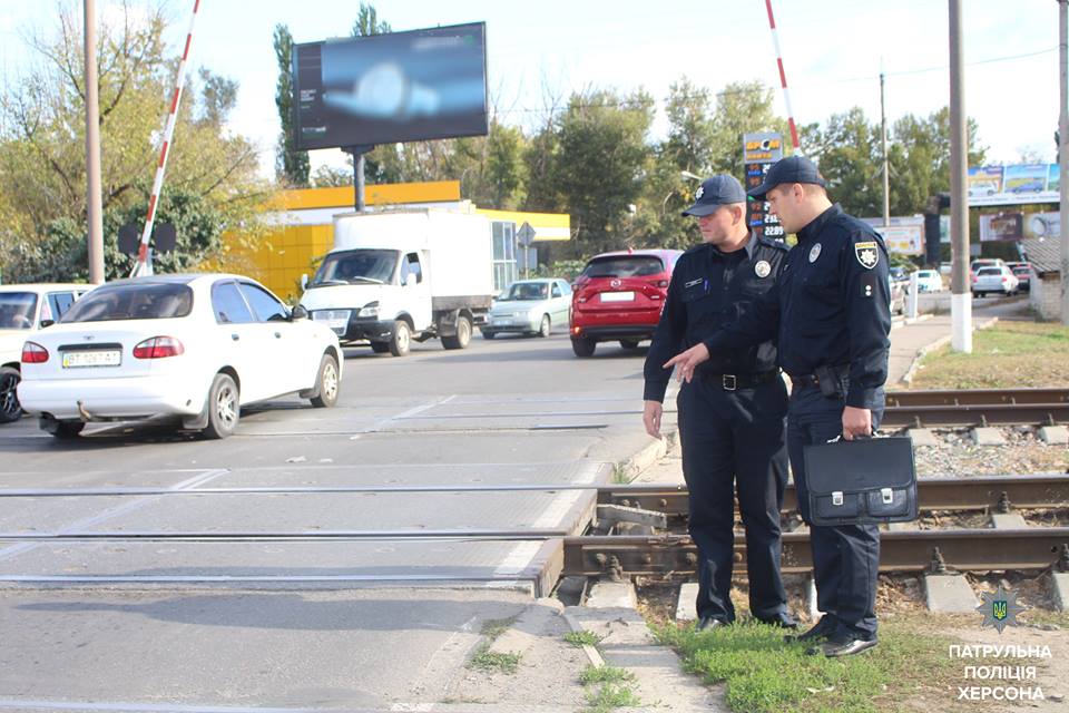 Патрульна поліція взялася за обстеження доріг та тротуарів Херсона