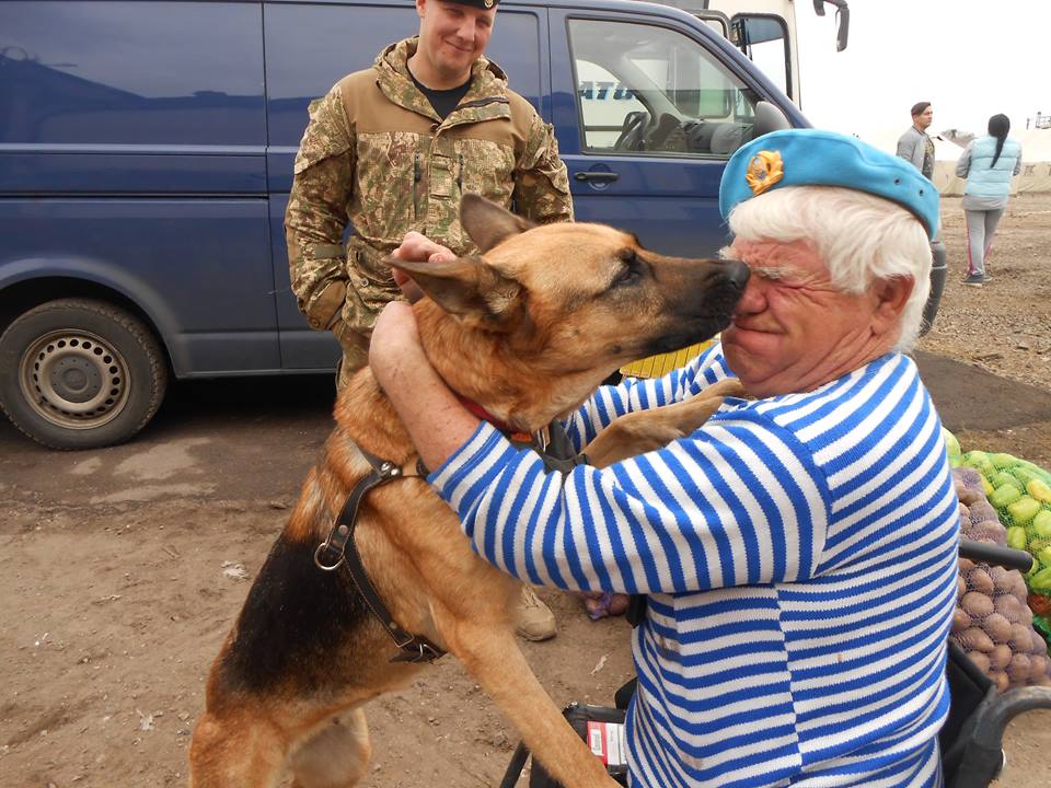 Справжє почуття вдячності - чотирилапа Барбі зацілувала херсонського волонтера дядю Гришу