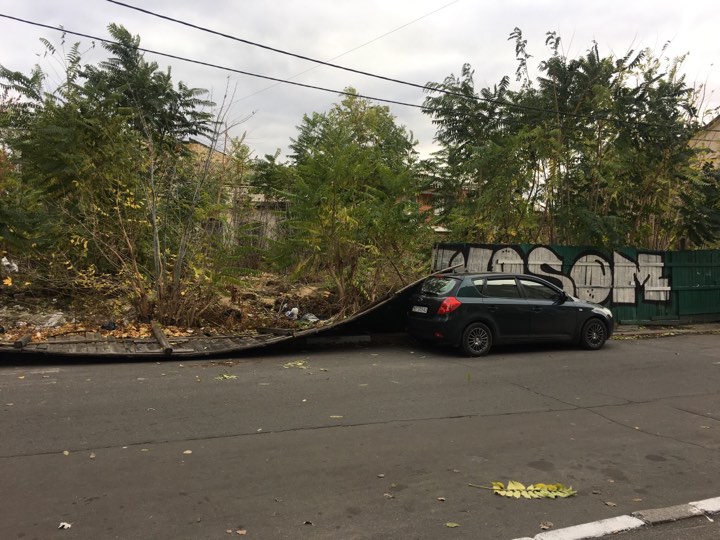 В Херсоне порыв ветра свалил металлическую ограду - 