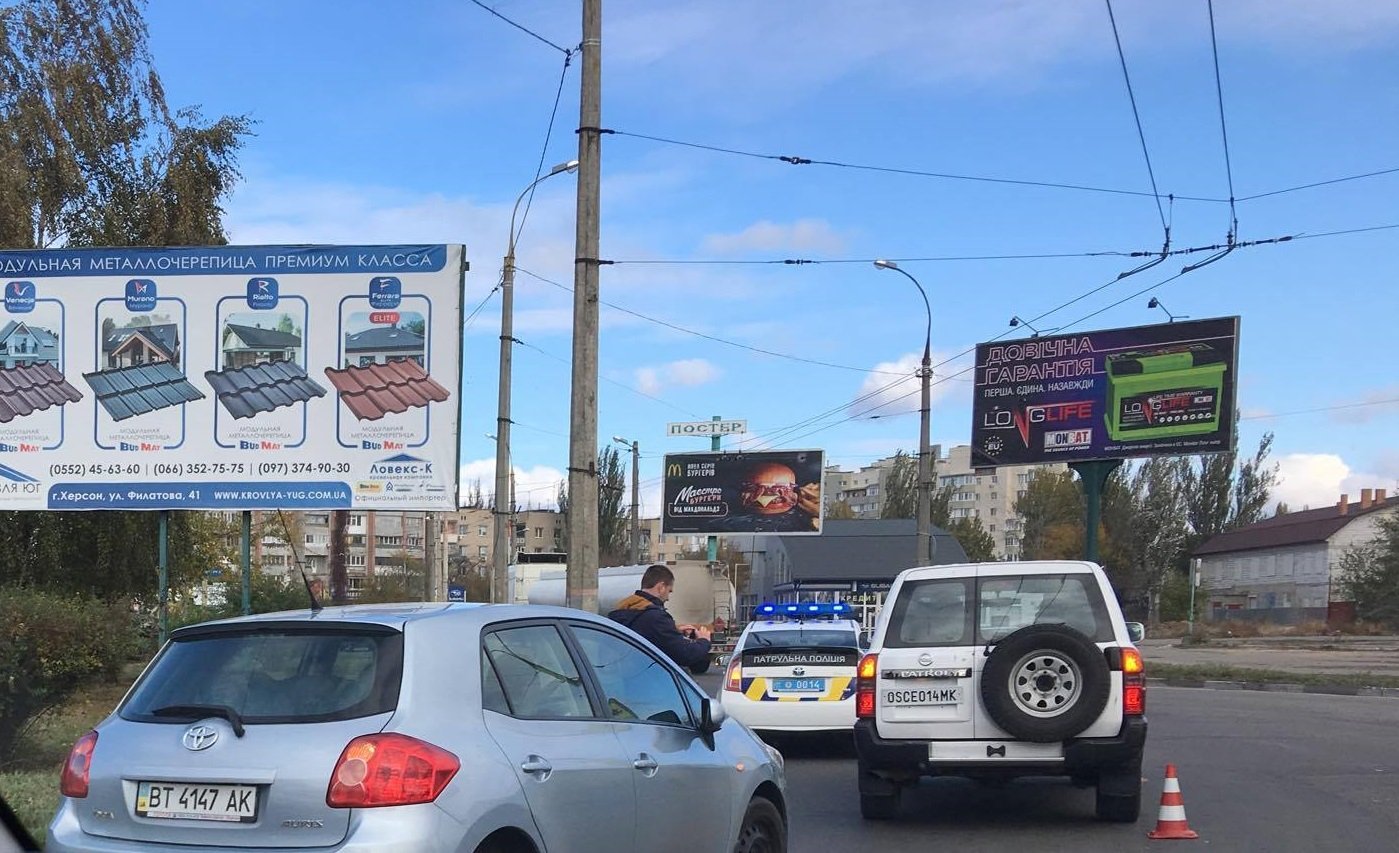 В Херсоне автомобиль ОБСЕ попал в аварию (фотофакт)