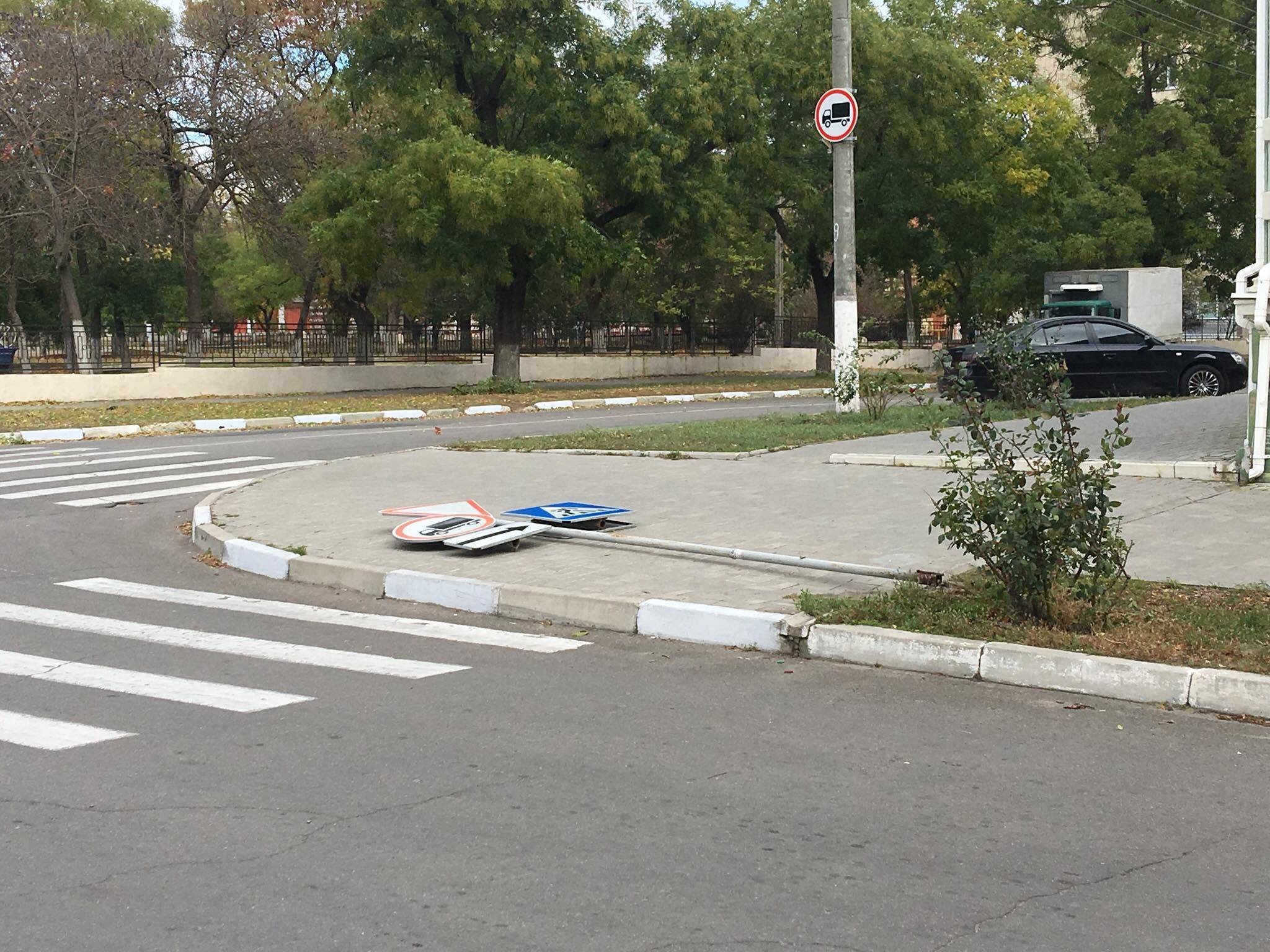 И смех, и грех: в Херсоне падают дорожные знаки (фотофакт)