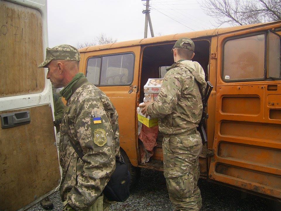 Волонтери привезли херсонцям привіт зі словами подяки з передової (фотозвіт)