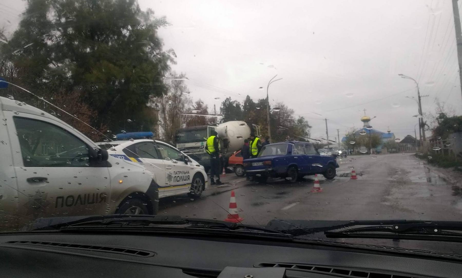 В Херсоне на скользкой дороге столкнулись автомобили