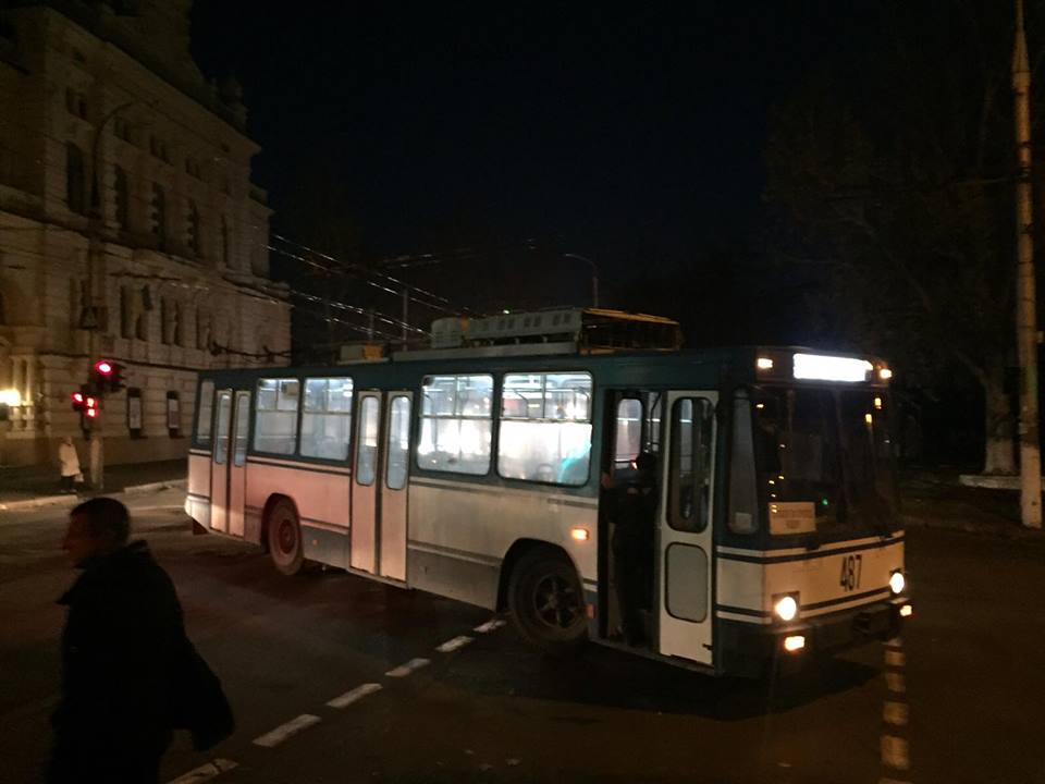 На одном из херсонских перекрестков практически перекрыл движение троллейбус