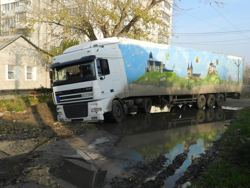 Водій великогабаритної вантажівки застряг у багнюці, порушуючи правила дорожнього руху