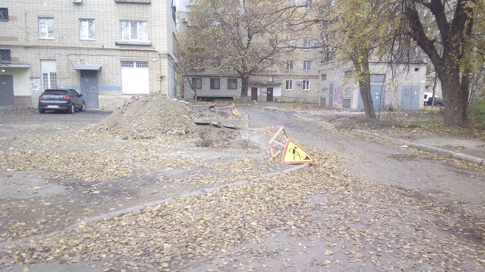 В Херсоне за бюджетные миллионы дорожники асфальт кладут, а тепловики его тут же 