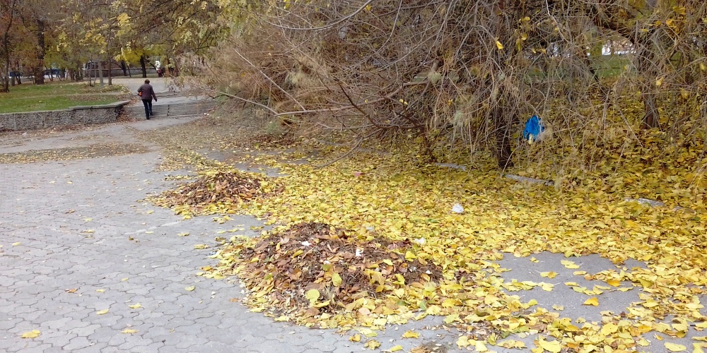 Вокруг полуразрушенного замка в центре Херсона началась уборка, а внутри все так же ночлежка