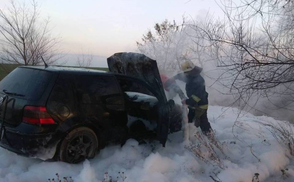 Біля Херсона пожежні гасили палаючий автомобіль