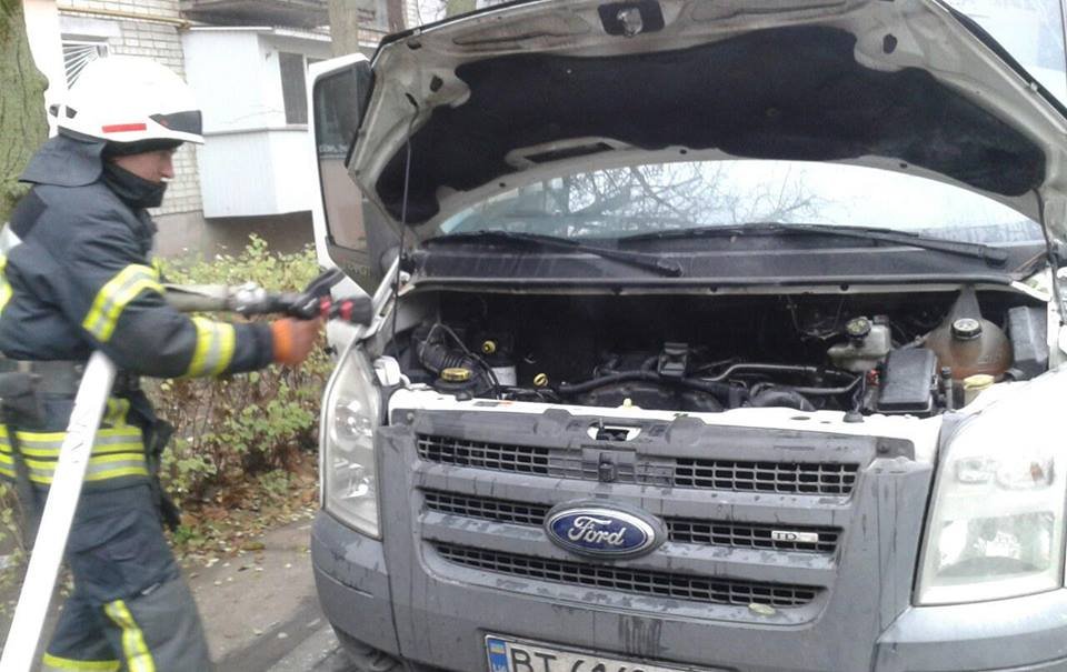 У Херсоні загорівся автомобіль Ford Transit