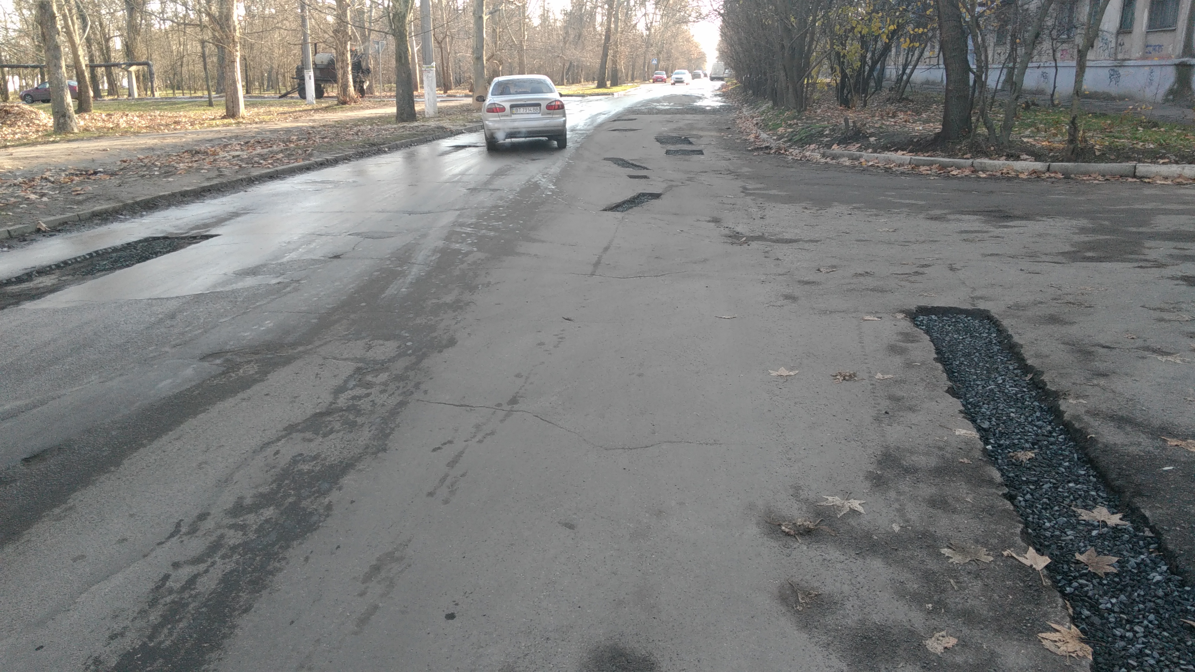 У херсонских водителей радость - ремонтируют давно ждавшую этого улицу