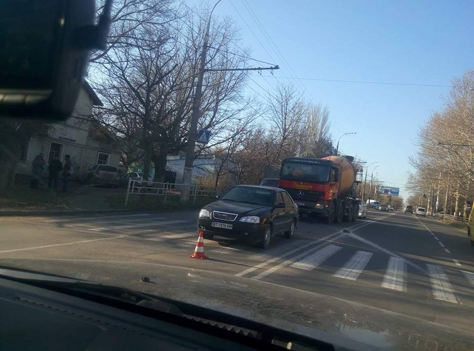 В Херсоне на улице Нефтяников бетономешалка въехала в легковушку (ФОТО)