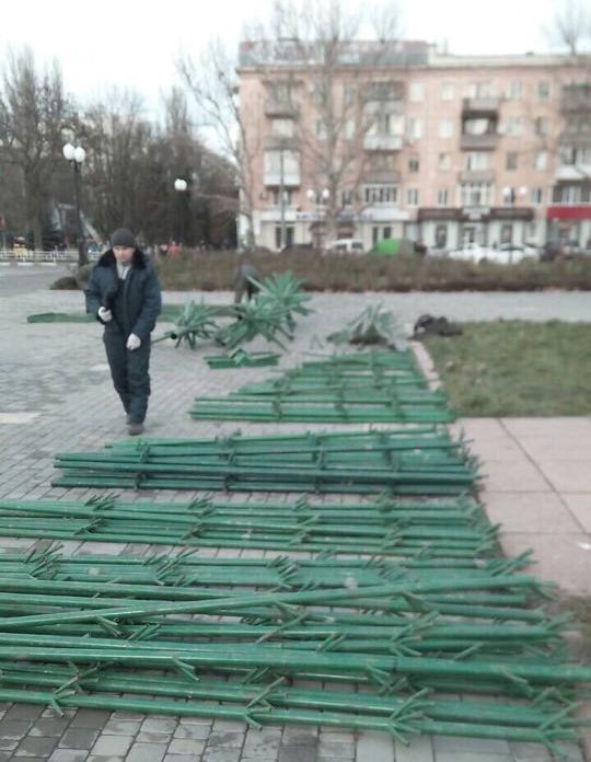 На главной площади Херсона начали монтировать главную елку области (фотофакт)