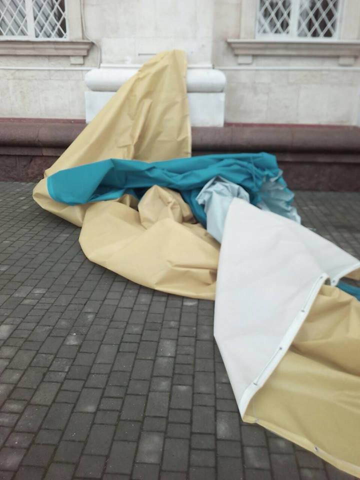 В Херсоне флаги, висящие на здании ОГА, несут опасность (фотофакт)
