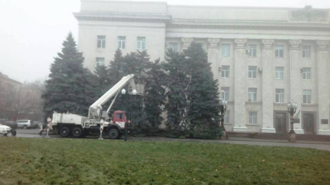 Площадь Свободы в Херсоне украшают новогодними гирляндами (фотофакт)