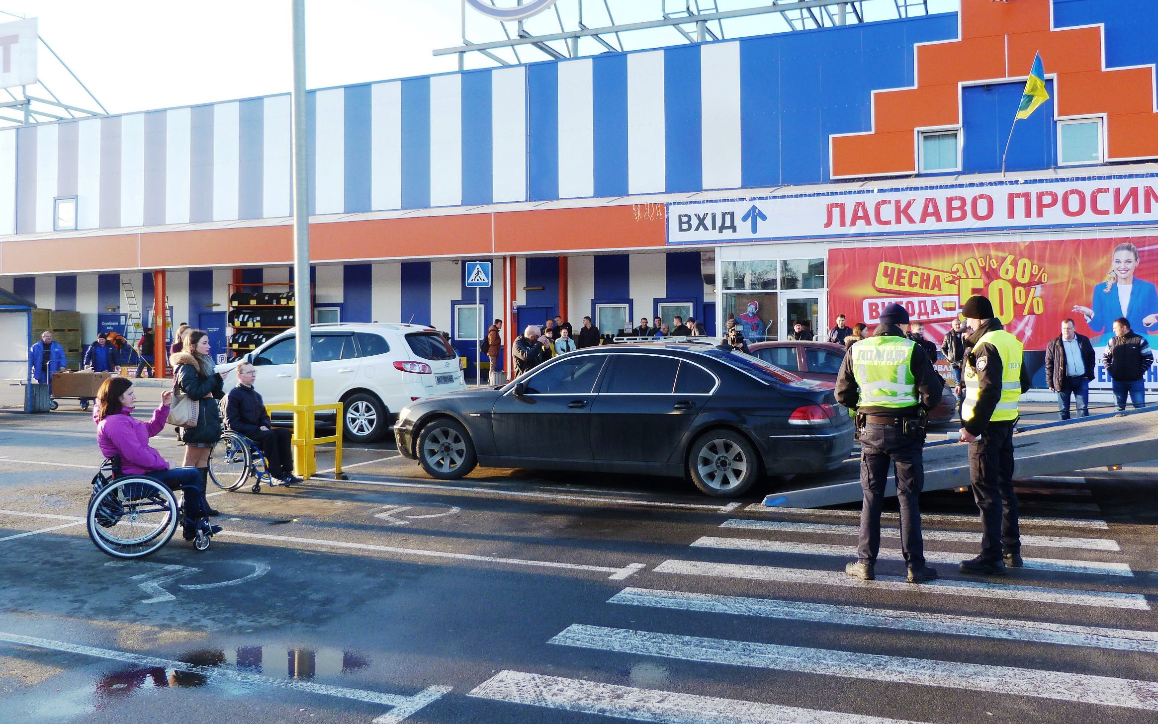 Авто отправили на штрафплощадку за неправильную парковку возле херсонского ТРЦ (фотофакт)