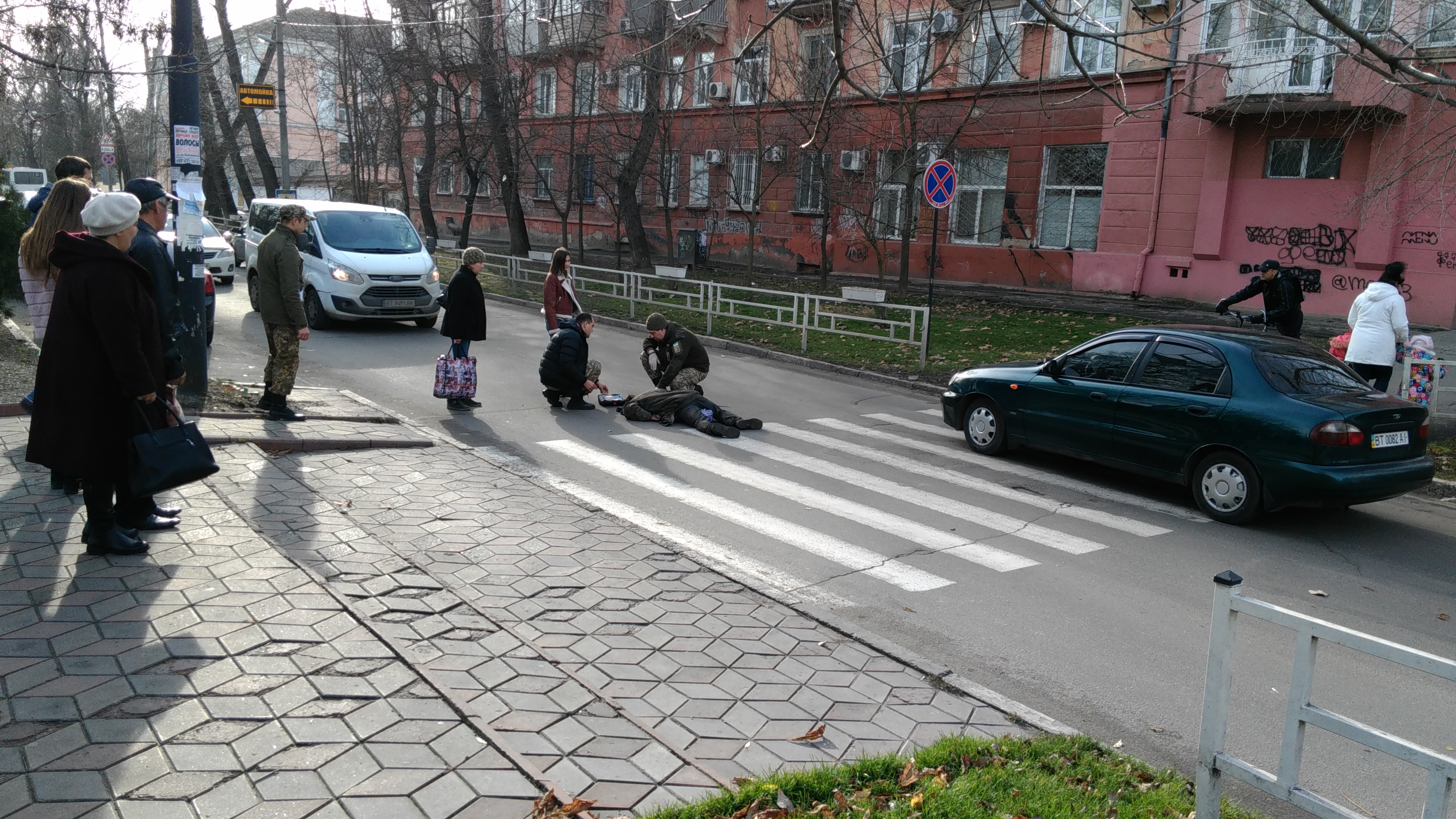 В Херсоне человек упал без сознания прямо посреди дороги - все обошлось