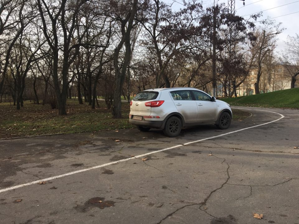 В центральном парке Херсона велосипедную дорожку не всегда используют по назначению (фотофакт)