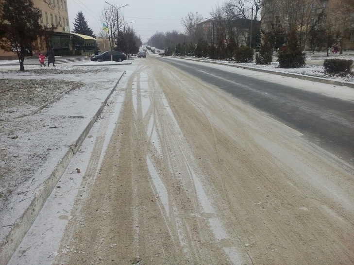 Сьогодні зранку дорожники знайшли у Херсоні лише одне небезпечно слизьке місце