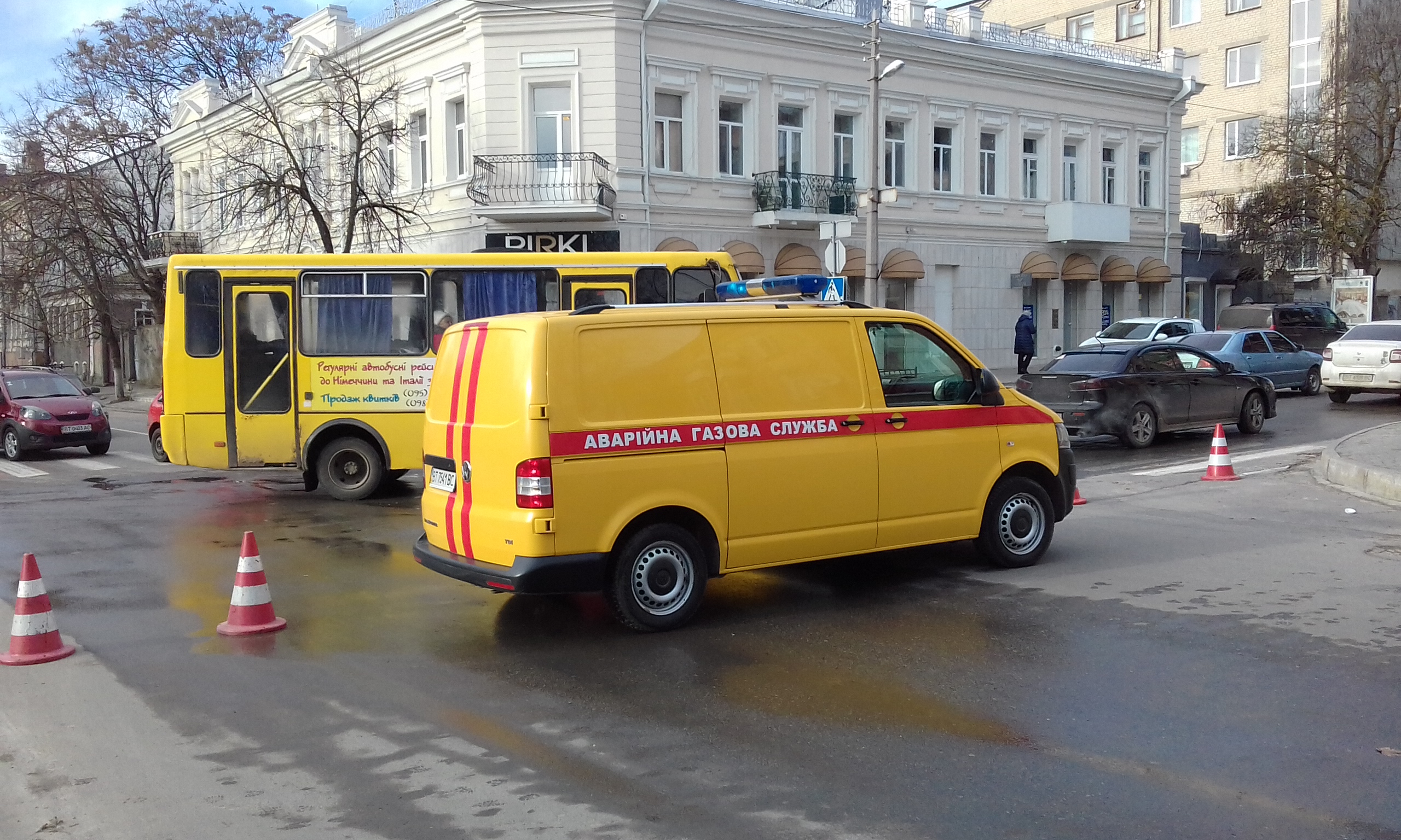 В Херсоне на Театральной - пробка с препятствиями (фоторепортаж)