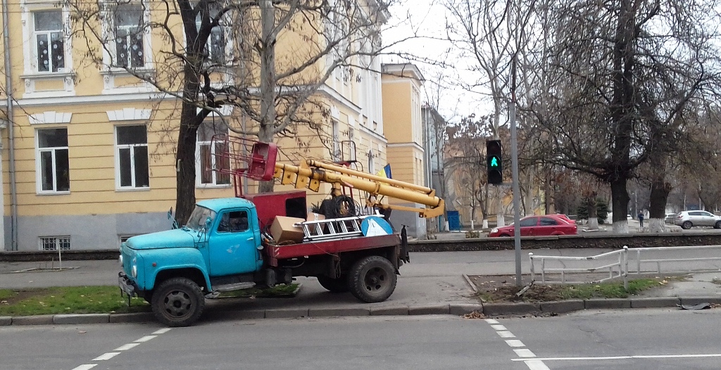 Светофор на опасном перекрестке снова повернулся лицом к херсонцам (фотофакт)