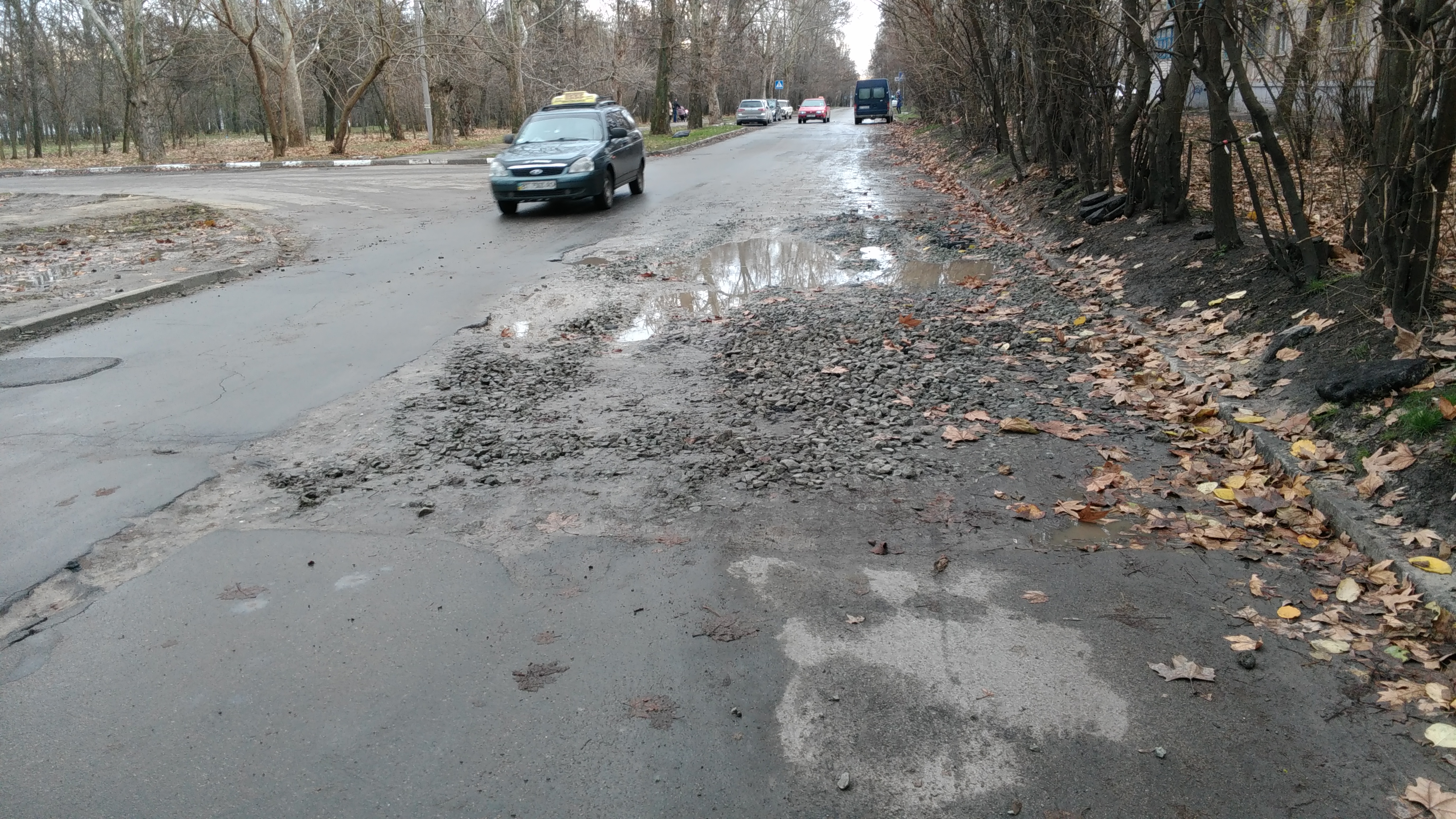 На отремонтированной недавно улице Залаэгерсег в Херсоне опять замечены дорожники