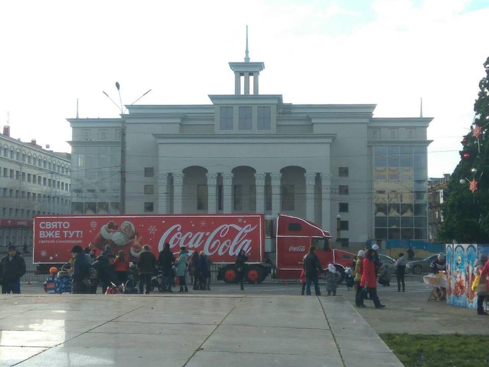 В центре Херсона бесплатно угощают колой (фотофакт)