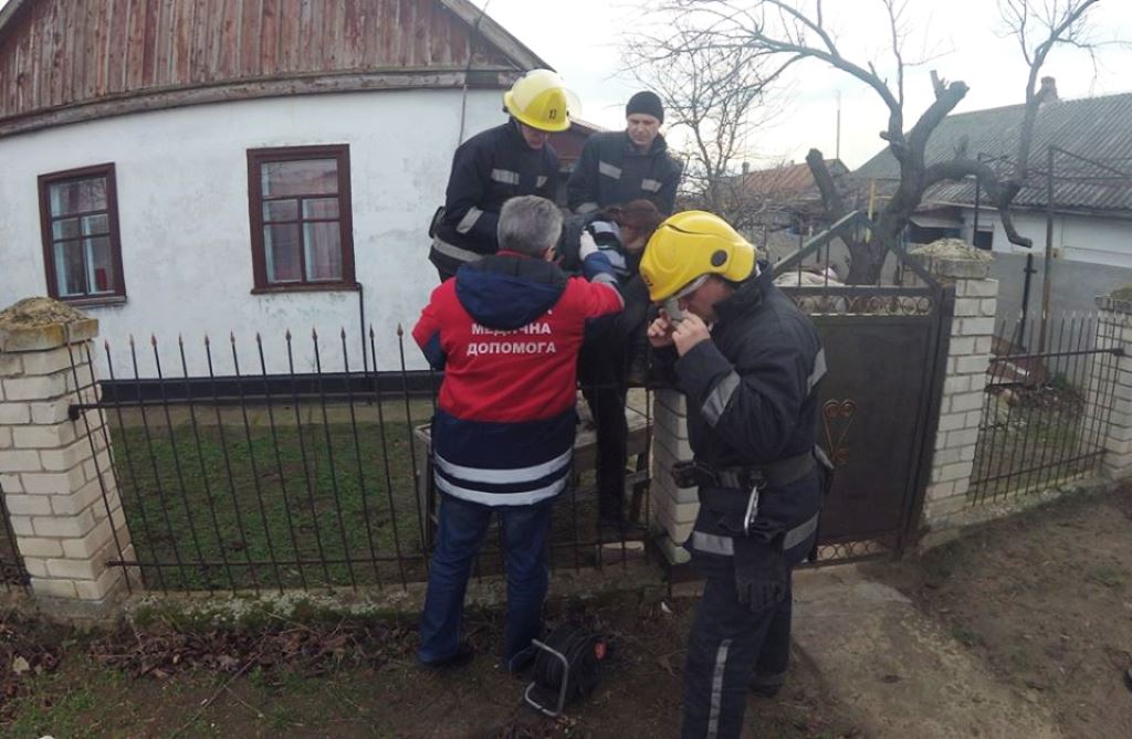 Мешканку Каховки зняли з паркану рятувальники (фото)