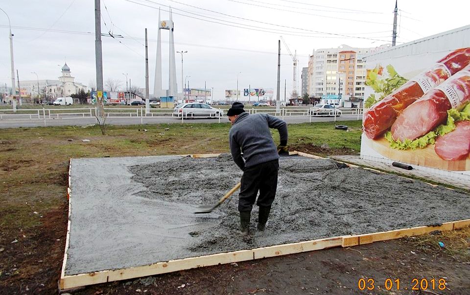 В Херсоне на зеленых зонах МАФы растут как бы сами собой (фотофакт)