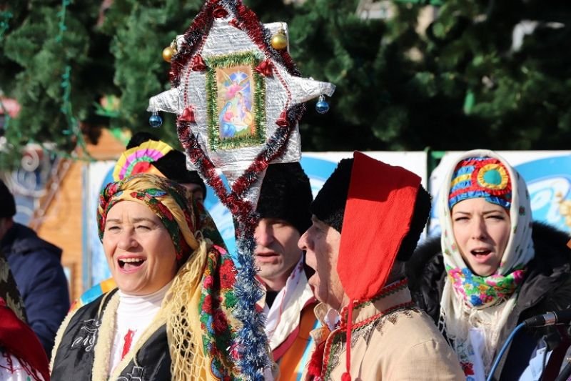 Сегодня в центре Херсона пели колядки и щедривки вместе с козой и Маланкой