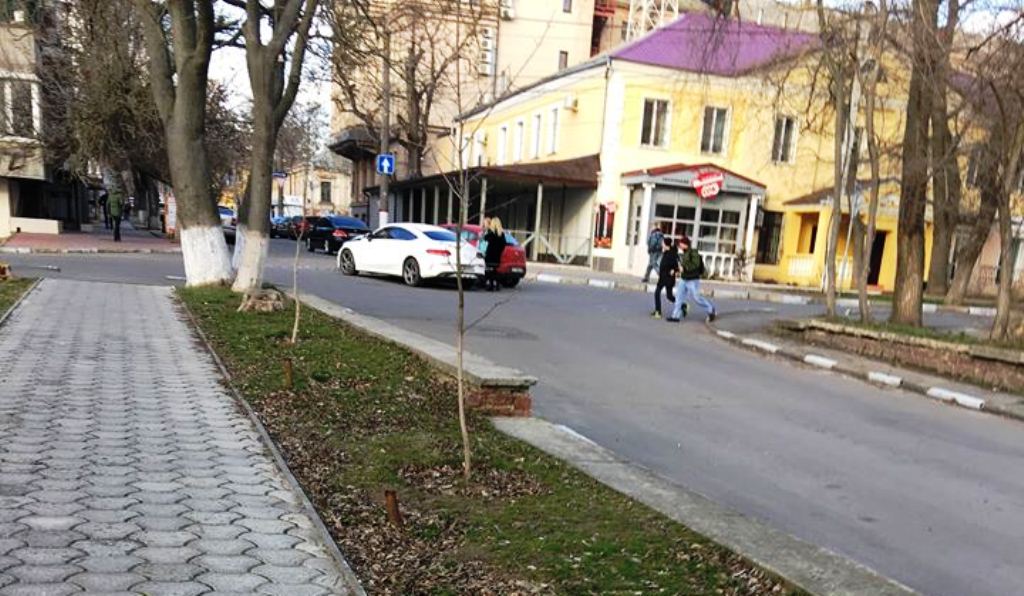 В Херсоне возле скульптуры Божьей Матери столкнулись два автомобиля (фото)