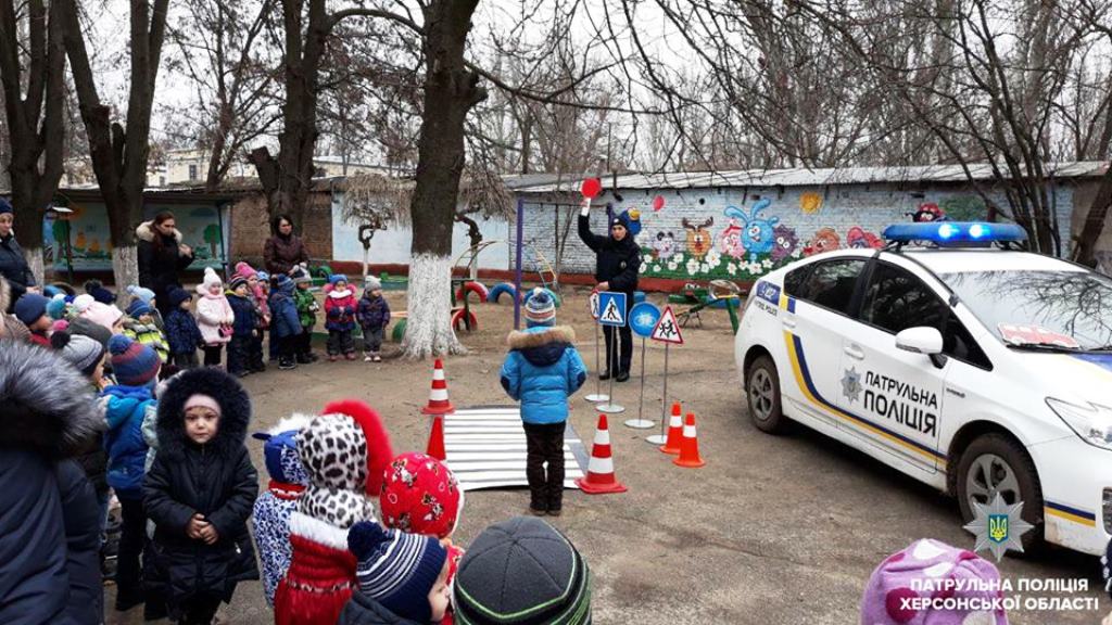 Маленькі херсонці поспілкувались із патрульними (фото)