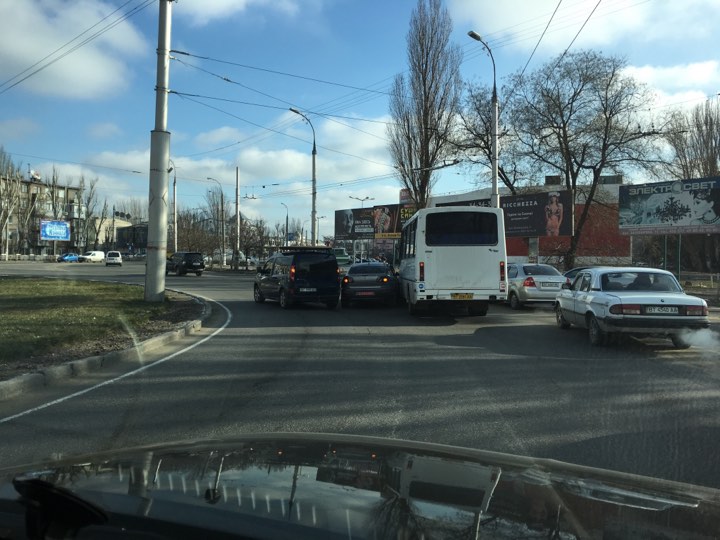 Легковушке не удалось протиснуться без потерь меж двумя автобусами - в Херсоне ДТП