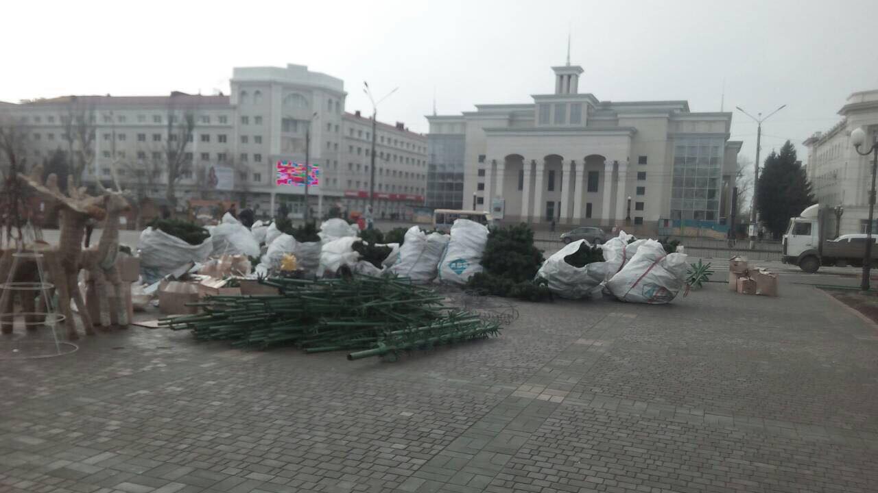 Главную елку Херсона и новогодний декор все еще вывозят (фотофакт)