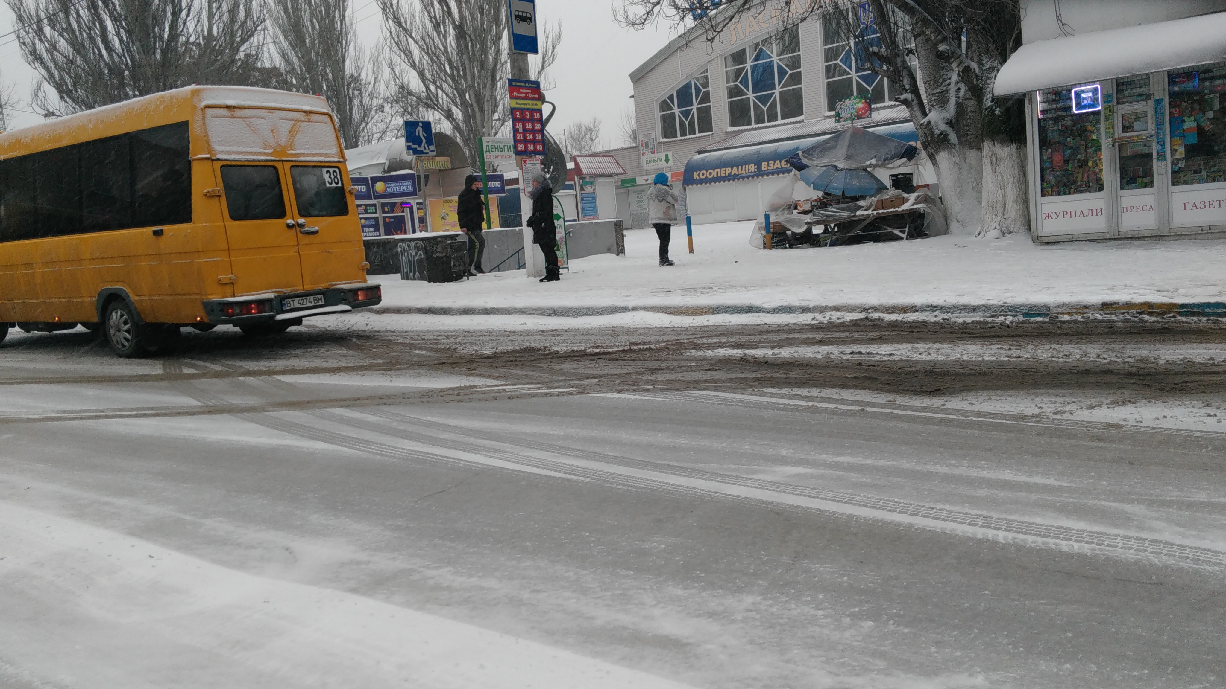 Песчано-солевая смесь на дорогах Херсона кое-где таки 