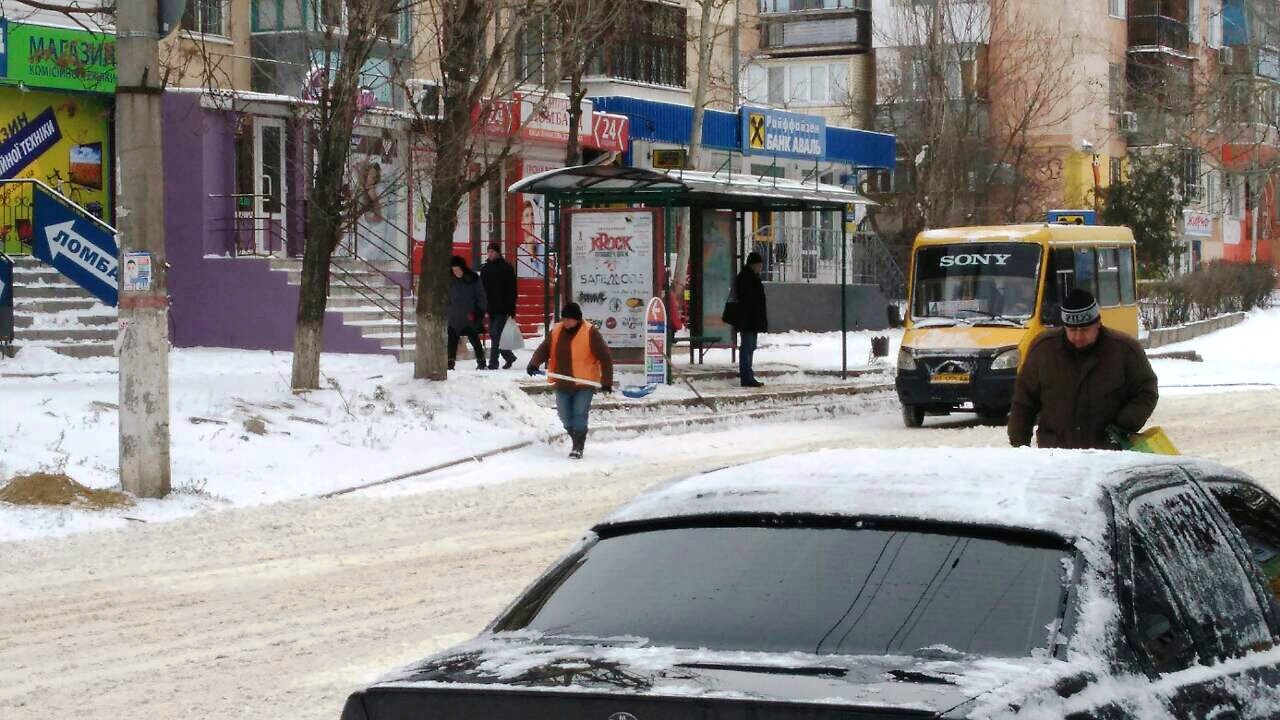 Херсонские улицы убирают - и днем, и ночью (фото, видео)