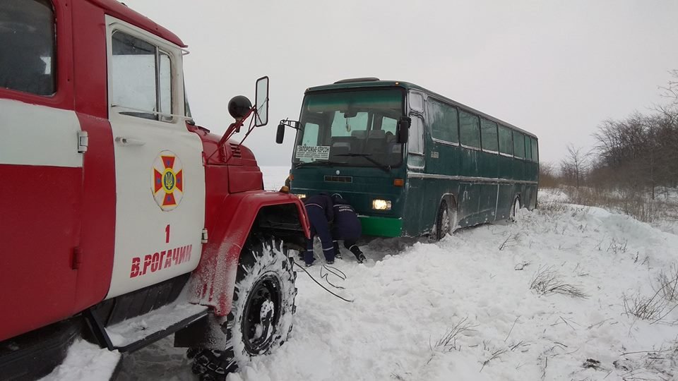 На Херсонщині погода завдала клопотів і водіям, і рятувальникам