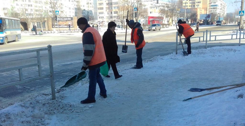 Почти не скользко: коммунальные службы Херсона продолжают чистить пешеходные переходы (фото)