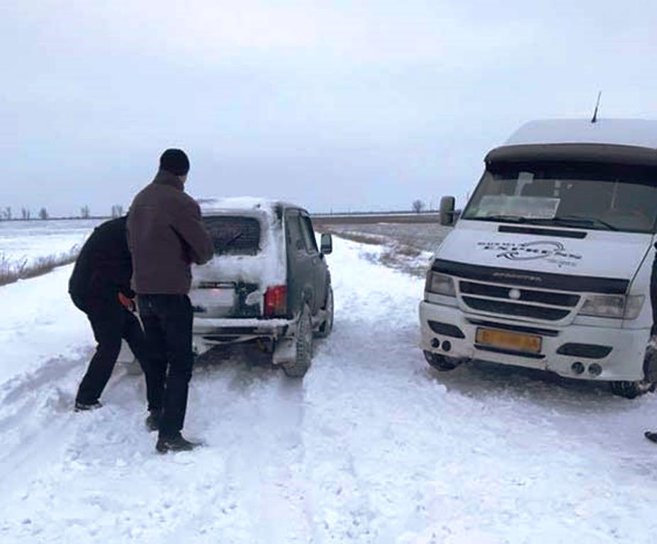 Херсонські поліцейські витягли маршрутний автобус із замету