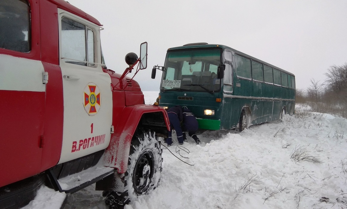 З початку негоди херсонські рятувальники вилучили із заметів  759 авто