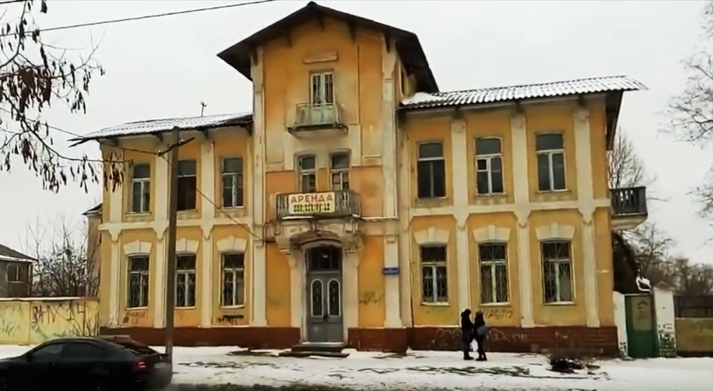 Старинные здания в центре Херсона сдают в аренду или превращают в свалку (видео)