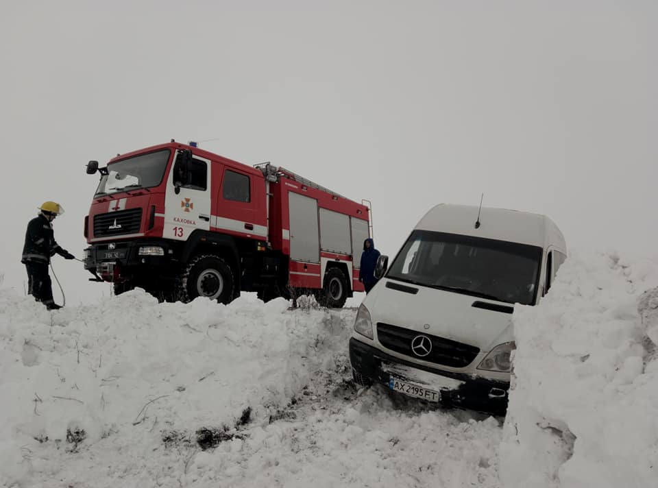 На Херсонщині рятувальники визволили зі сногового замету автомобіль, водій якого не впорався з керуванням