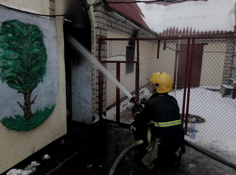 У Каховці рятувальники загасили пожежу на одному з приватних подвір'їв