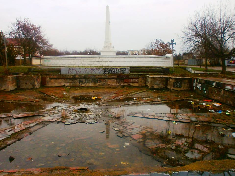 Территория у памятника Говарду в Херсоне - без комментариев (фотофакт)