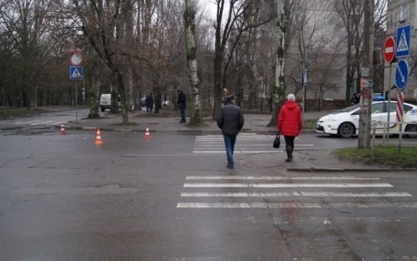 В сети появилось видео с шокирующим ДТП на пешеходном переходе в Херсоне