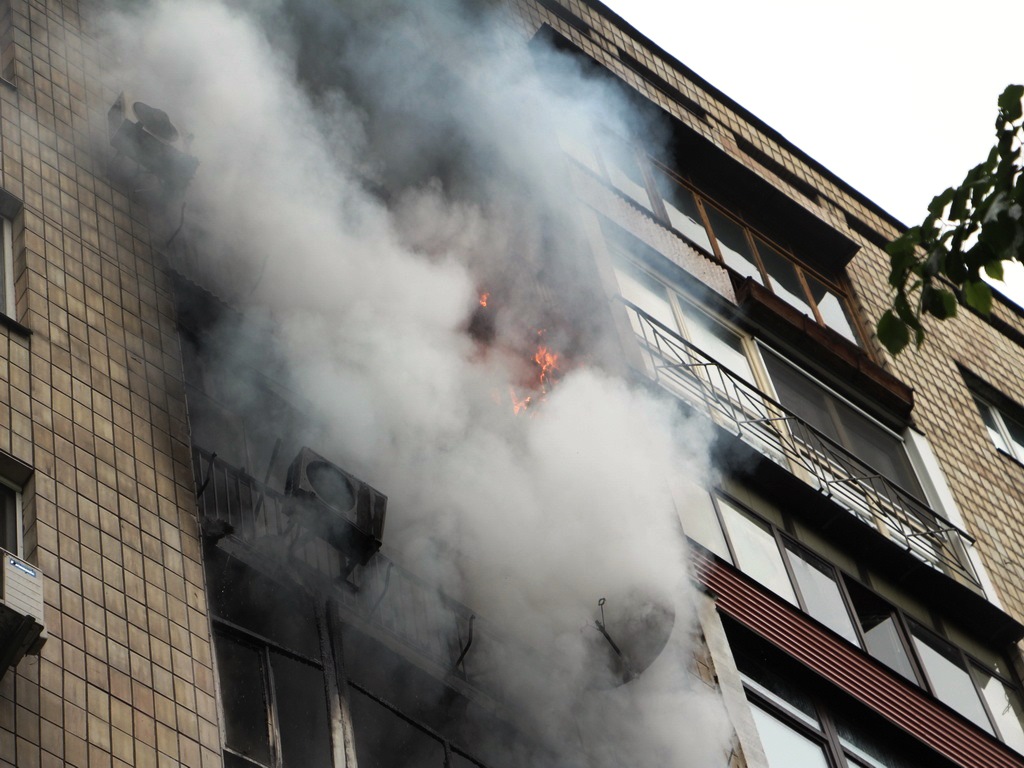 Старі речі на сходах - причина пожежі у херсонській багатоповерхівці