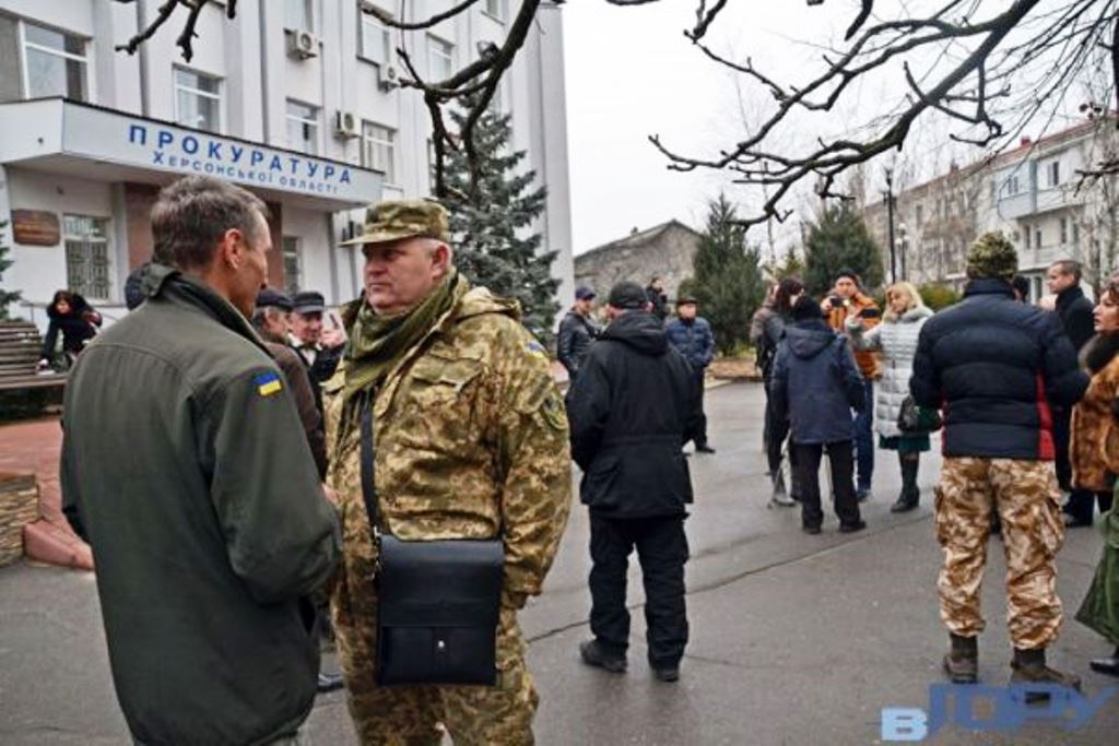 Митинг возле Херсонской облпрокуратуры перевели в формат рабочего совещания Митинг возле Херсонской облпрокуратуры перевели в формат рабочего совещания