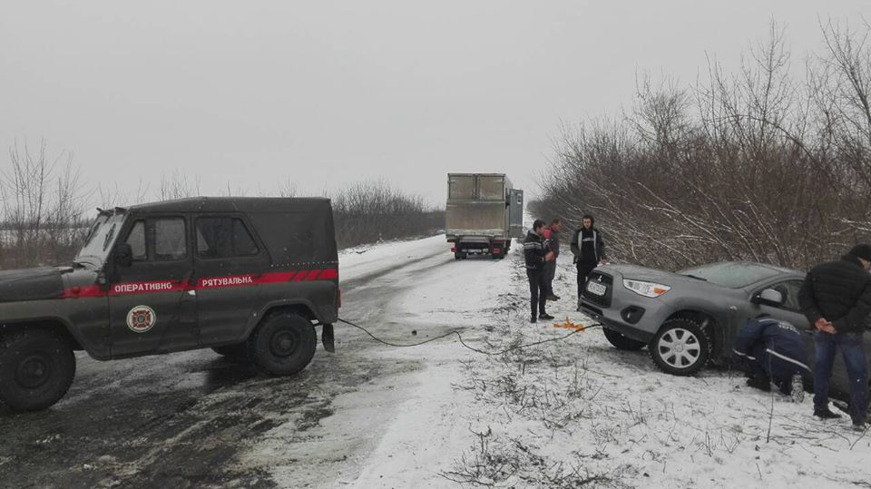 Будні херсонських рятувальників ускладнило несподіване повернення зими