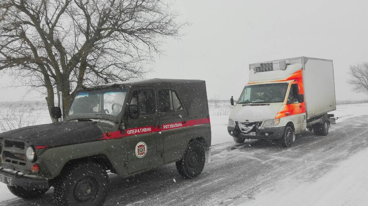 Як рятувальники витягали автомобілі зі снігового полону на Херсонщині