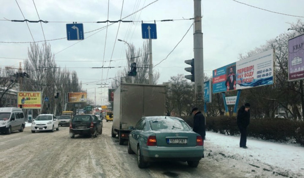 Снежный поцелуй: на Николаевском шоссе в Херсоне 